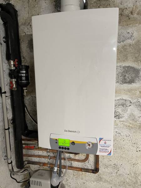 L'équipe experte de TECHNI'GAZ76 en action, installant une chaudière gaz à condensation au Havre