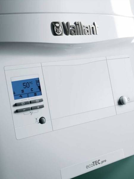 Technicien TECHNI'GAZ76 réalisant l'entretien annuel d'une chaudière gaz Vaillant au Havre